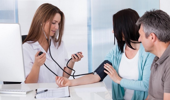 doctora midiendo la presión arterial