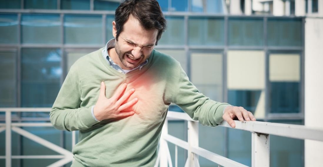 Lee más sobre el artículo ¿Cómo actuar y brindar primeros auxilios en un ataque cardiaco?